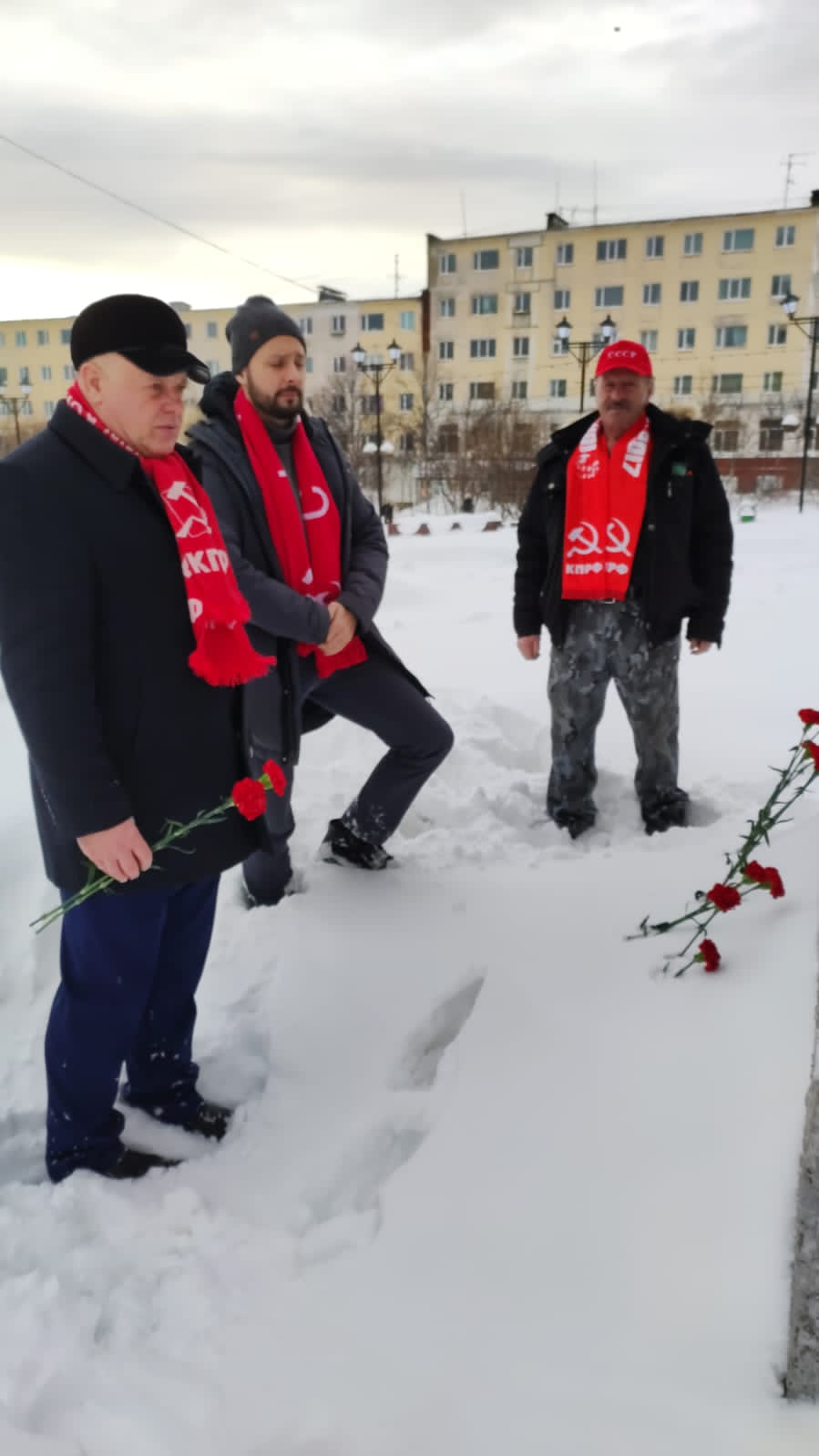 Возложение цветов в честь дня рождения И. В. Сталина