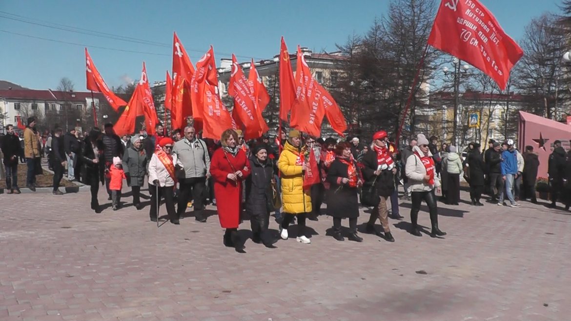 Актив Магаданского отделения КПРФ на церемонии возложения цветов к монументу «Узел памяти»