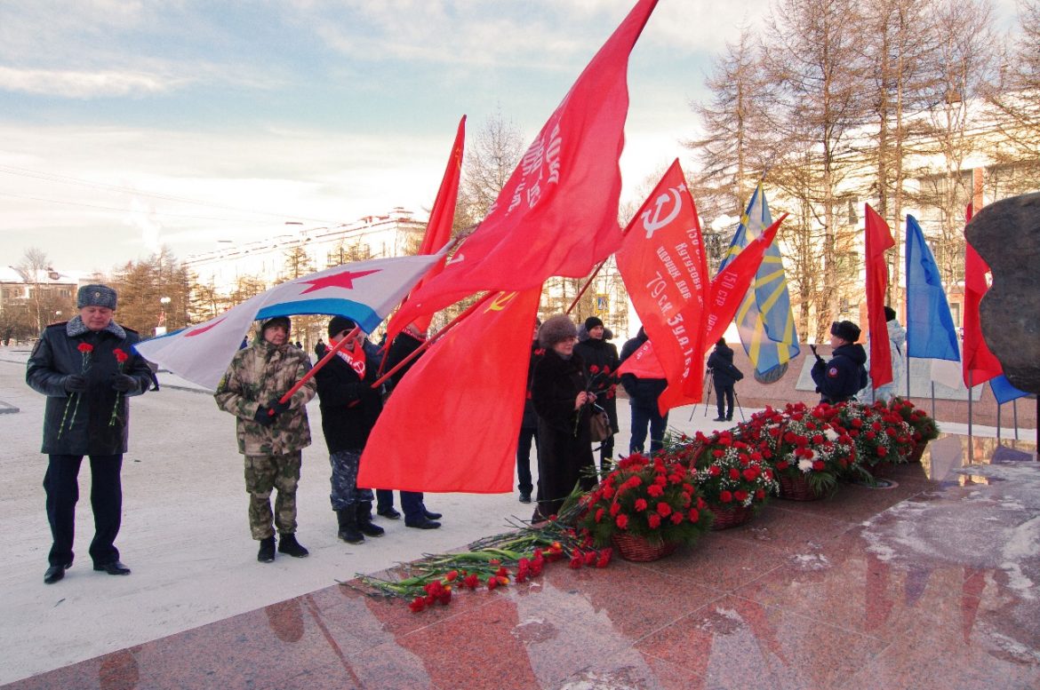Коммунисты Магадана приняли участие в торжественной церемонии возложении цветов в сквере Победы, посвященной Дню Советской Армии и Военно-Морского Флота