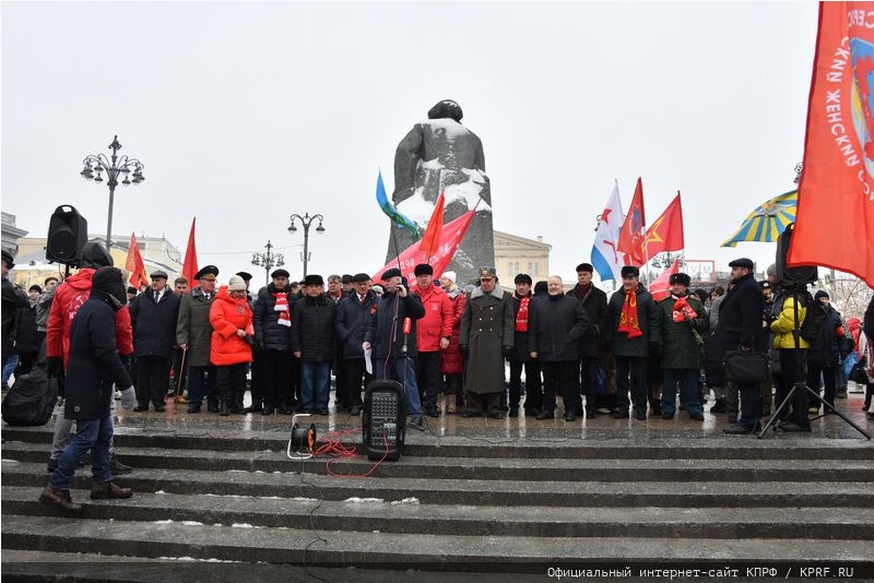 «Или социализм, или варварство и война!» 106-я годовщина Рабоче-крестьянской Красной Армии и флота в Москве