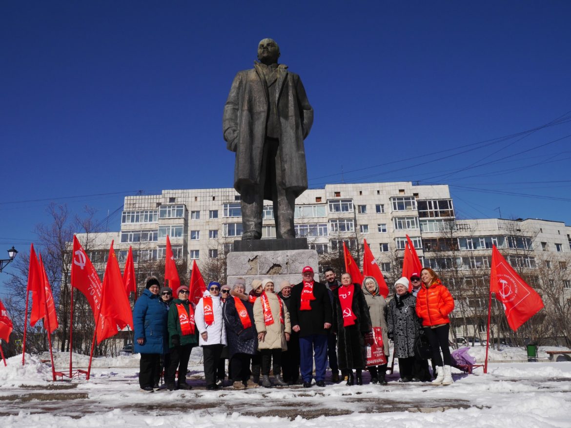 Магаданские Коммунисты почтили подвиг Юрия Гагарина