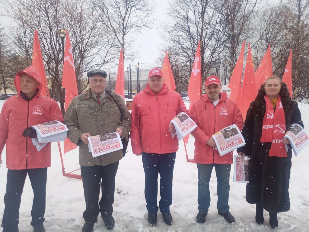 Магаданские коммунисты не смотря на снежную погоду провели очередную акцию пикет «красные в городе»