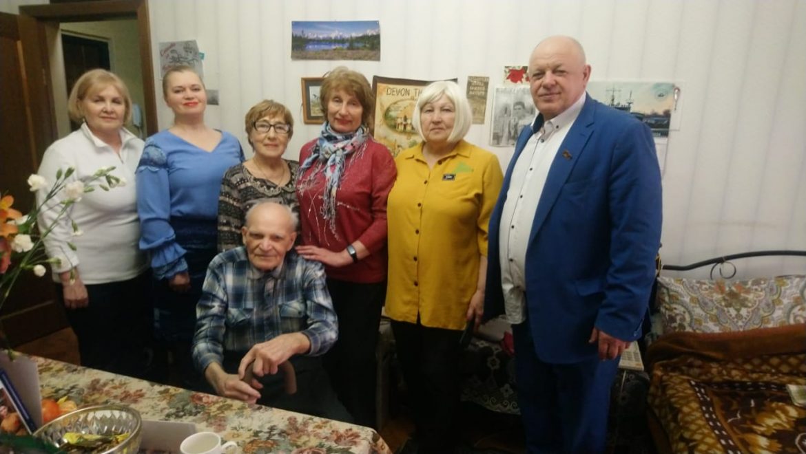 Магаданские коммунисты поздравили участника Великой Отечественной войны Смитского Александра Порфирьевича (99 лет) в городе Магадане