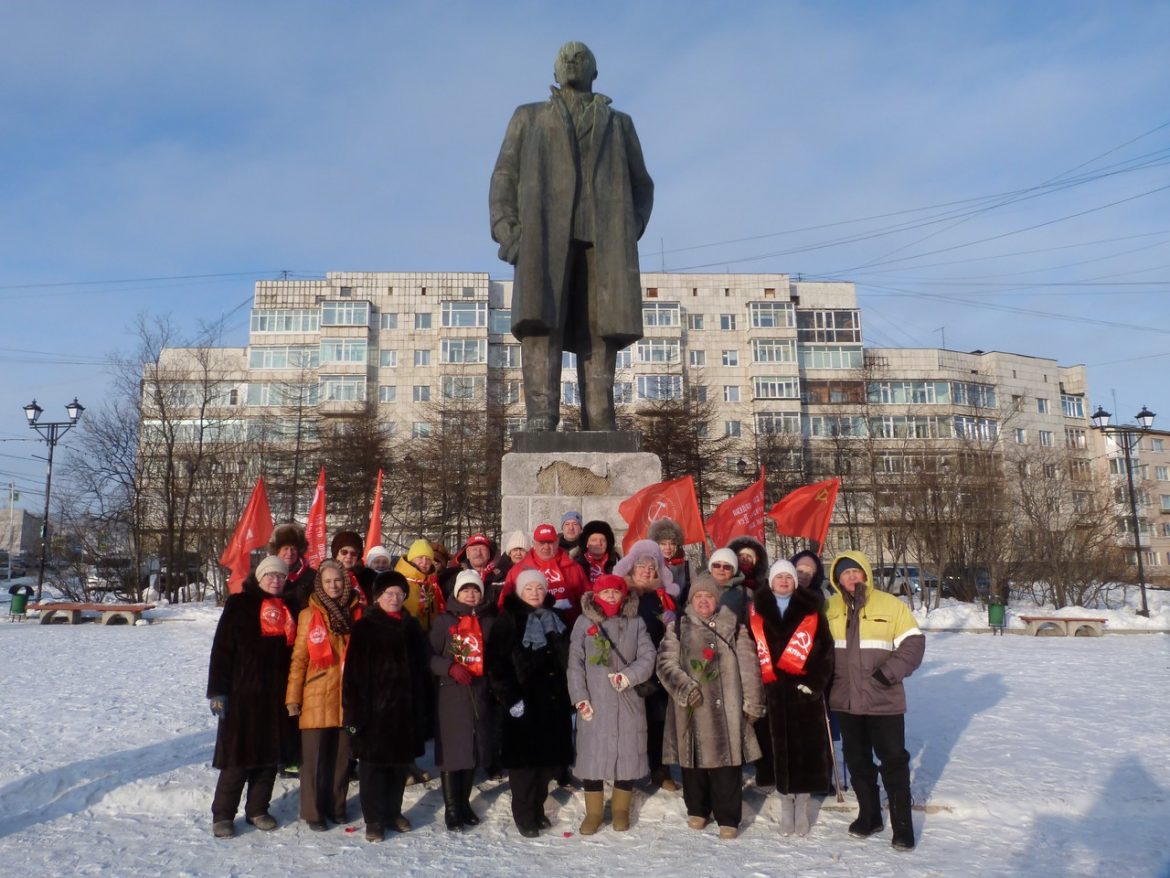 Возложение цветов к памятнику В. И. Ленина (фоторепортаж)