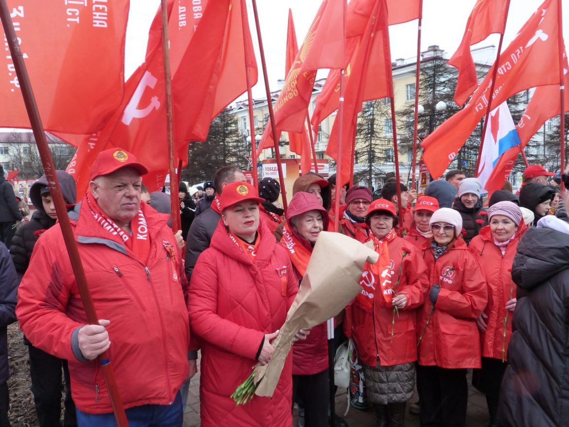 Магаданские Коммунисты приняли участие в возложении цветов в Сквере Победы к Монументу «Узел памяти»