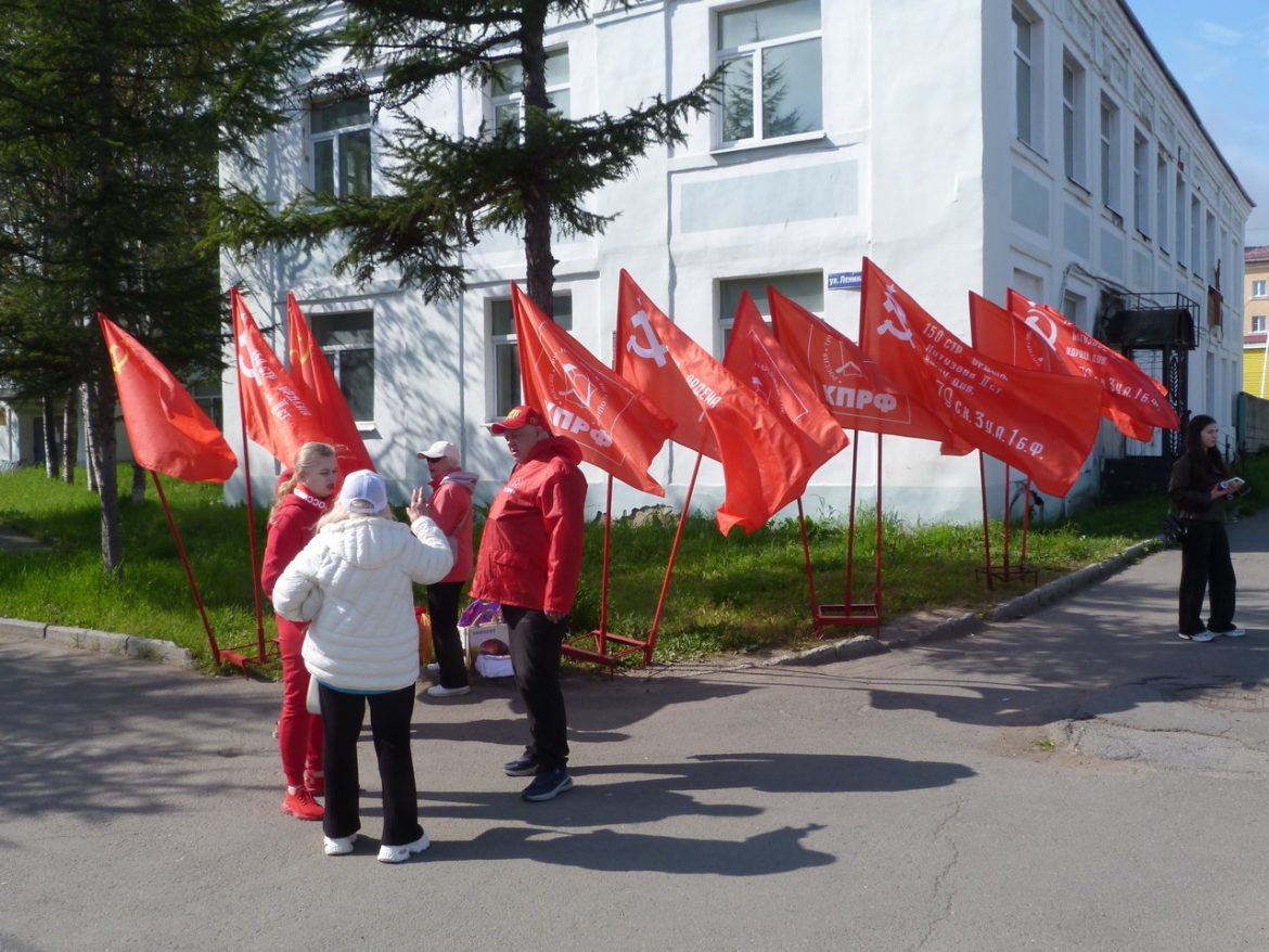 29 августа на оживленном перекрестке Магадана прошла очередная акция «Красные в городе»