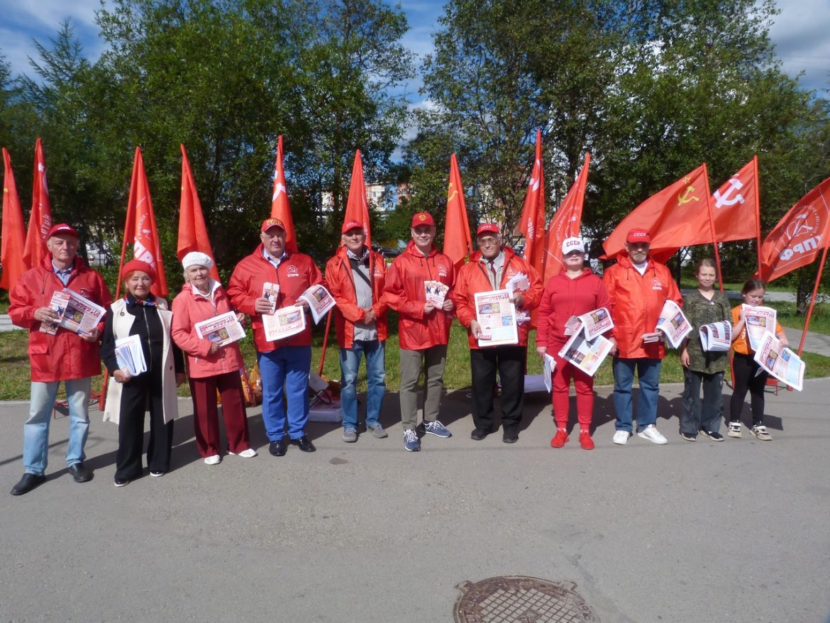 «Красные в городе»: в Магадане прошла акция КПРФ с участием депутата Госдумы Алексея Корниенко
